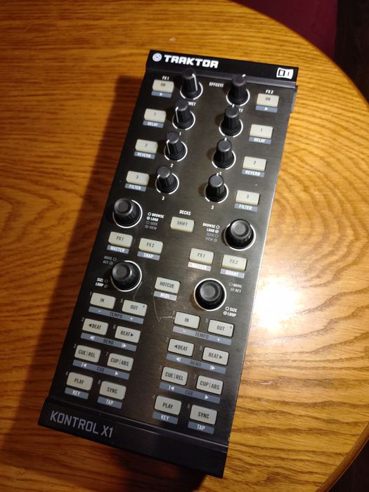 Traktor Kontrol X1 Mk1 kontroler midi