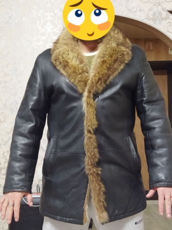 Кожаная куртка с натуральным мехом енота
