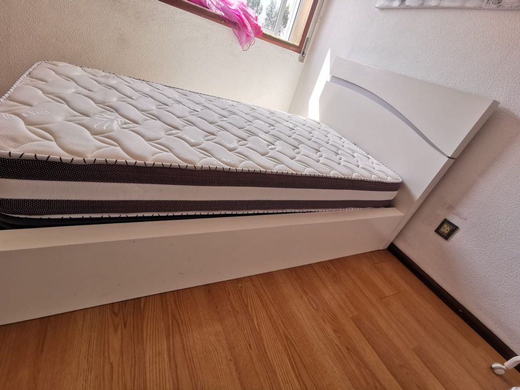 Cama de solteiro com estrado elevatório