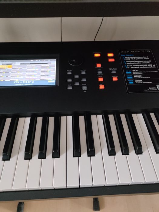 Yamaha MODX8 ...