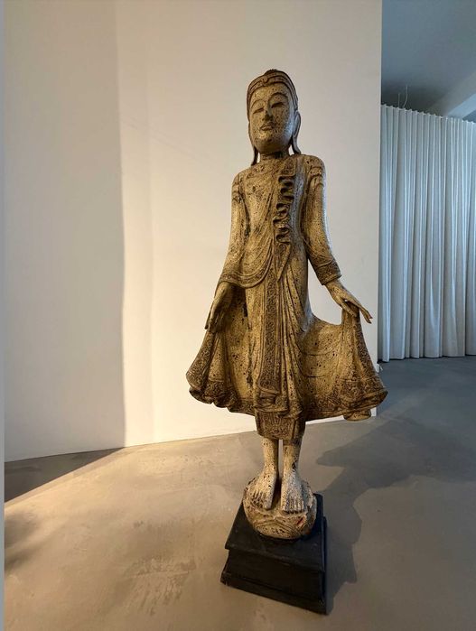 Estátua de Buda. Feita de madeira. Antigo.