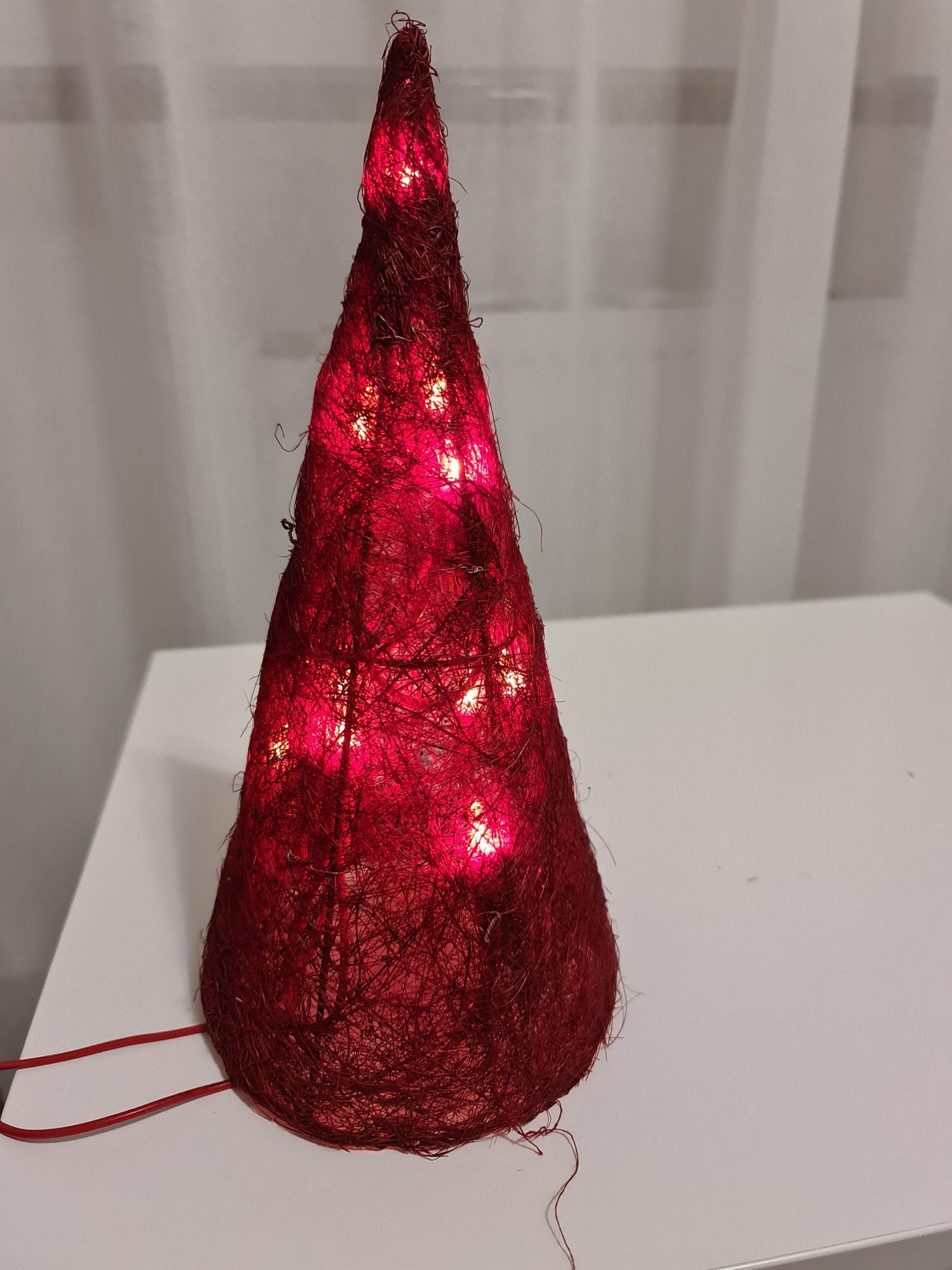 Czerwona choinka z lampkami 30 cm