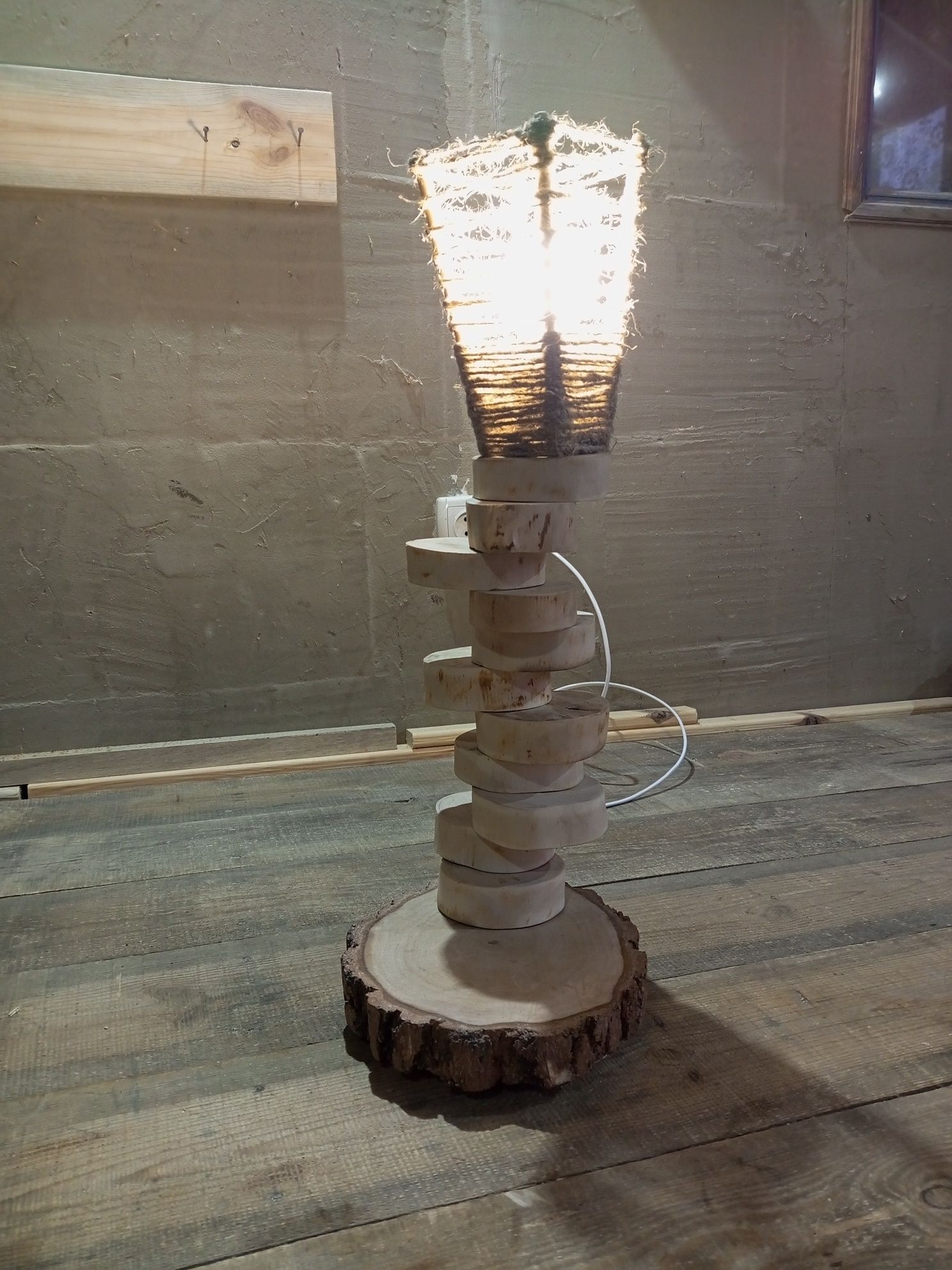 Настольная лампа, светильник из дерева