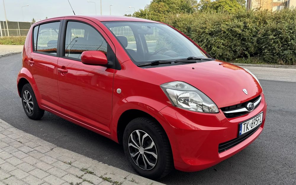 Daihatsu Sirion SUBARU JUSTY Jak NOWY NIEZAWODNY Bezwypadkowy Oryginalny lakier ALUFel