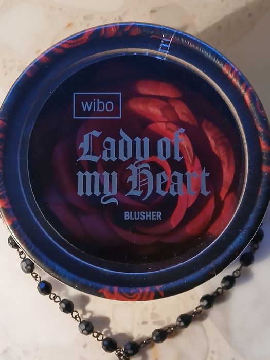 Wibo róż do policzków i naszyjnik
Róż do policzków w wyjątkowej, 3D fo