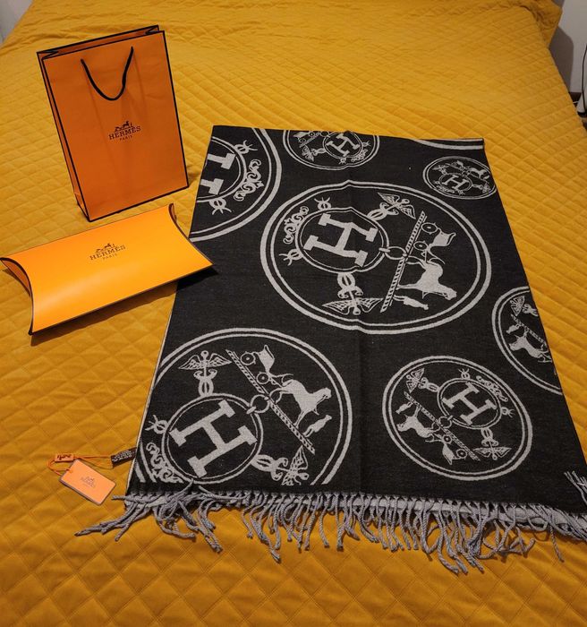 Czarny kaszmirowy szalik hustka w pudełku