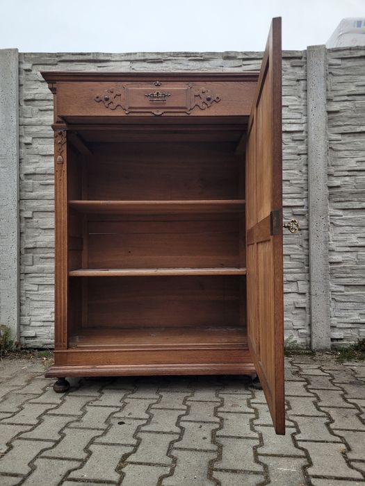 Dębowa szafa-bielizniarka.