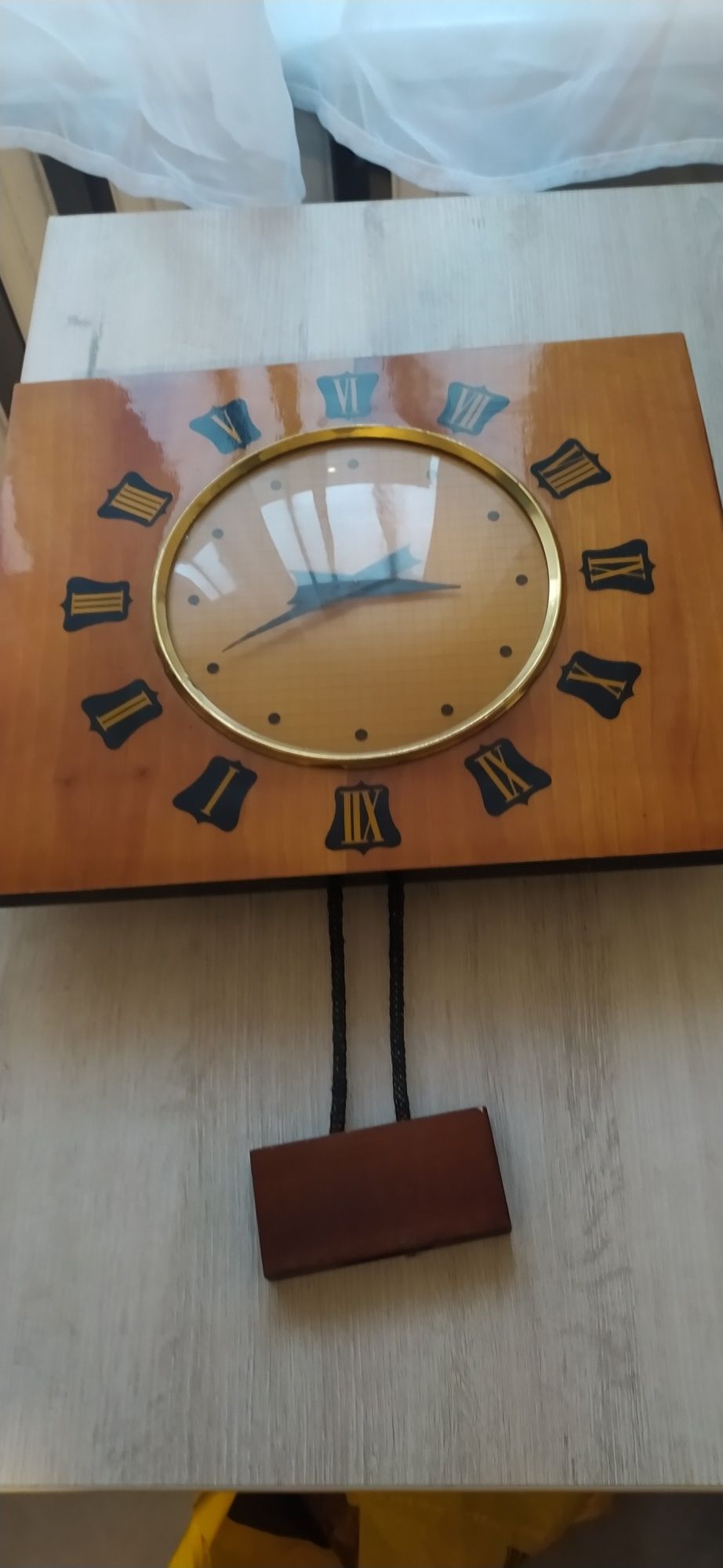 Stary drewniany zegar.