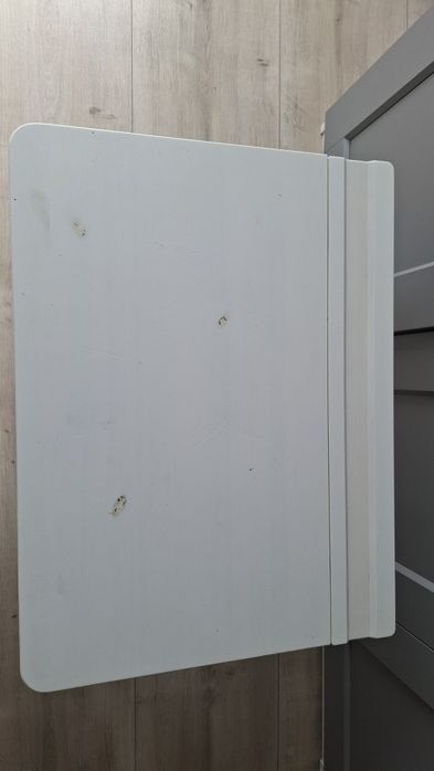 Biurko dla dziecka przedszkolaka Ikea SUNDVIK białe z otwieranym blate