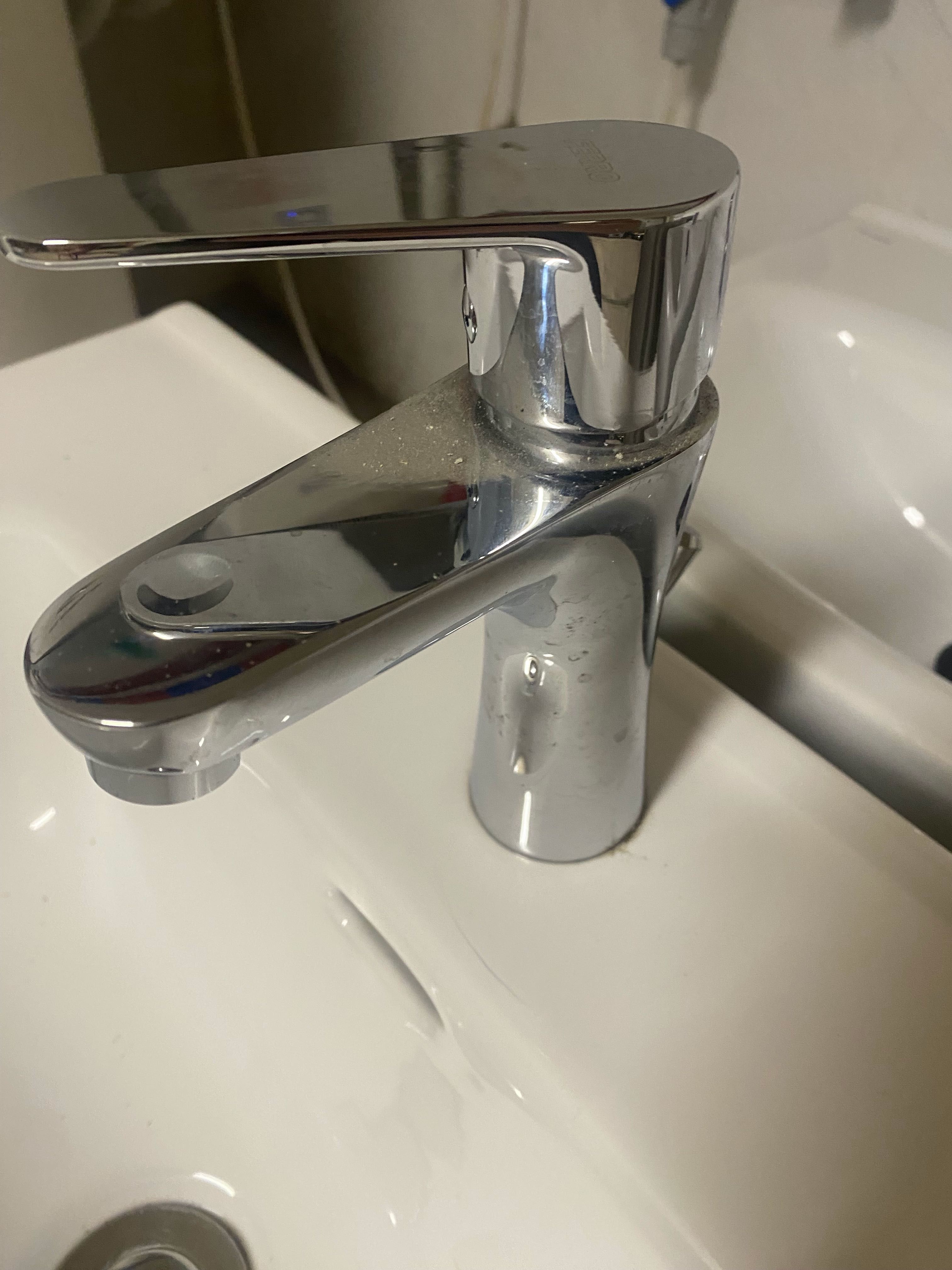 sprzedam umywalkę z szafką i akcesoriami
