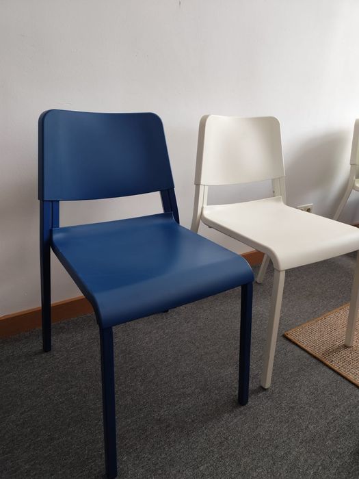 Krzesła Ikea Teodores białe lub granatowe