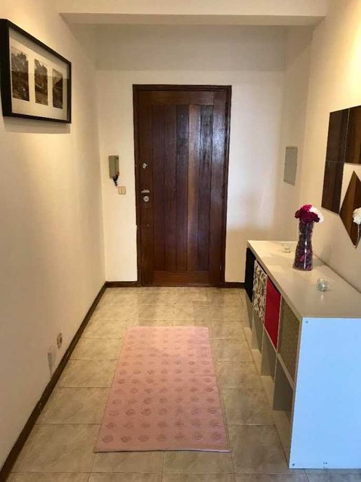 Arrendo quarto individual com casa de banho privativa.