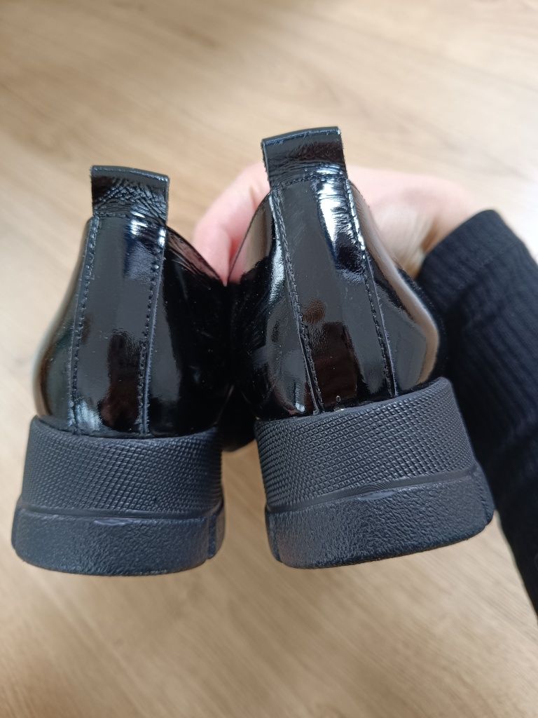 Buty loafersy czarne lakierowane Venezia 38