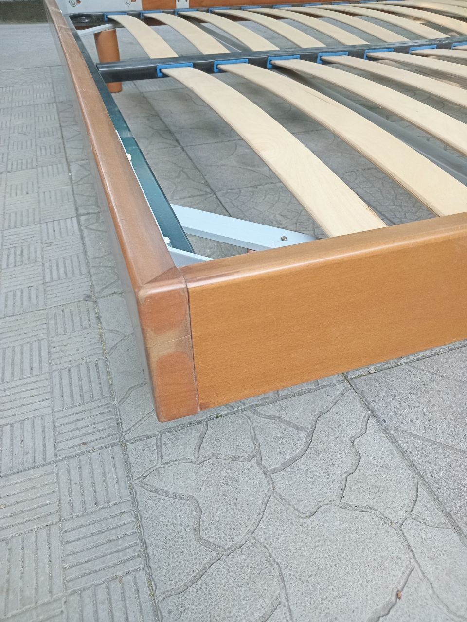 Ліжко двохспальне в гарному станіі