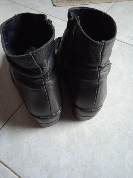 Vendo botas usadas em pele Nº35