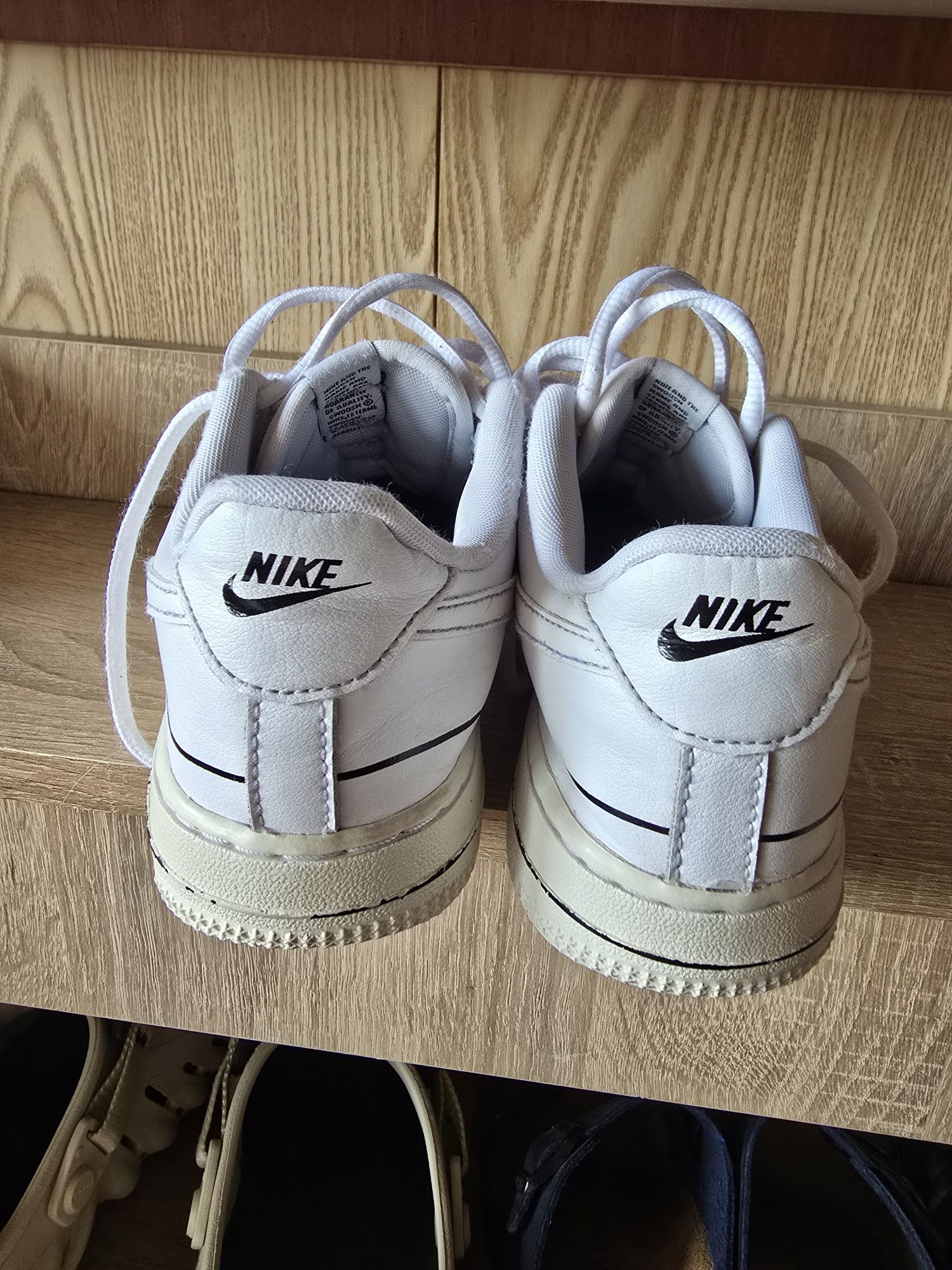 Шкіряні кросівки Nike.