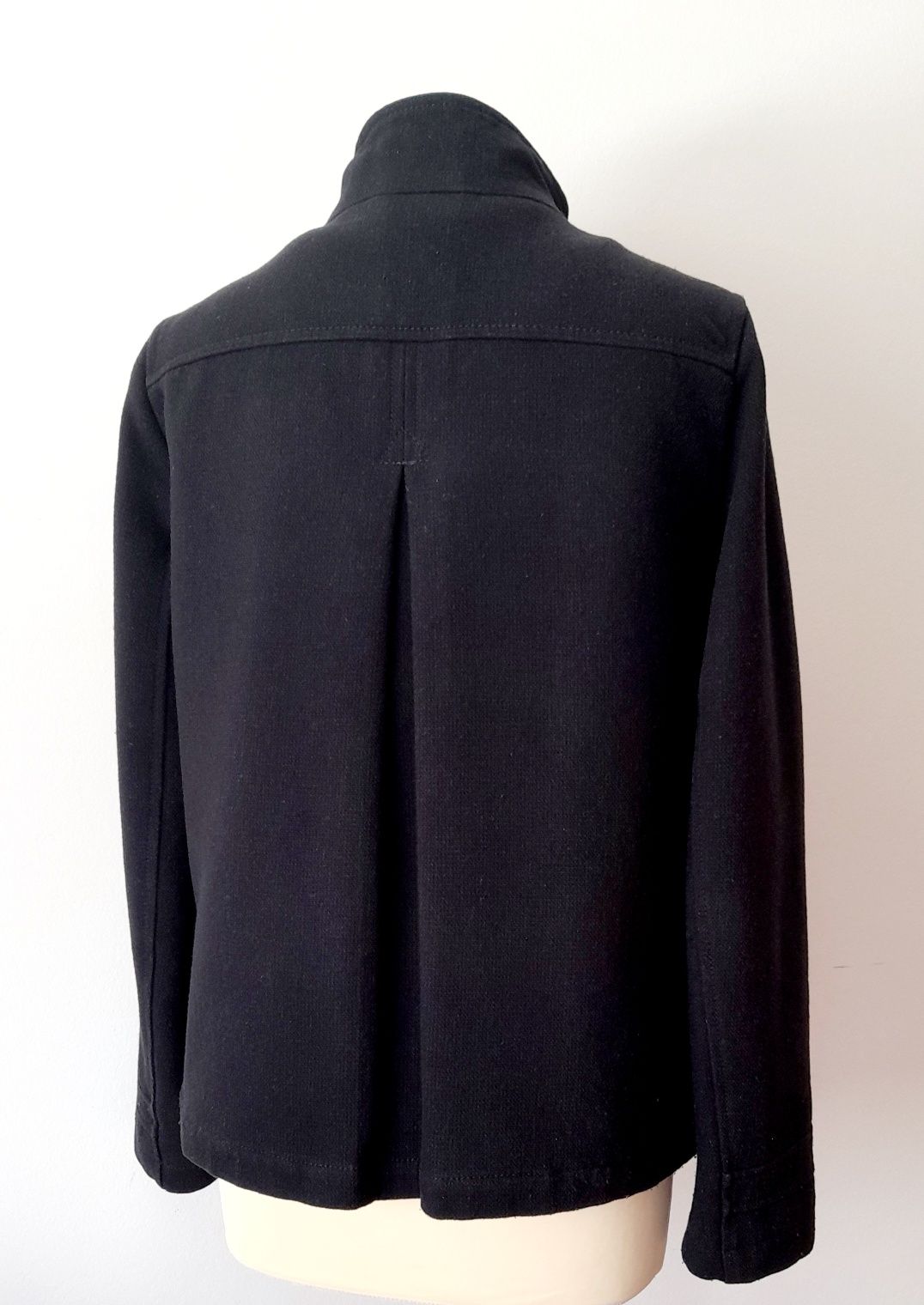 Parca Massimo Dutti preta, com alamares. Tamanho  M