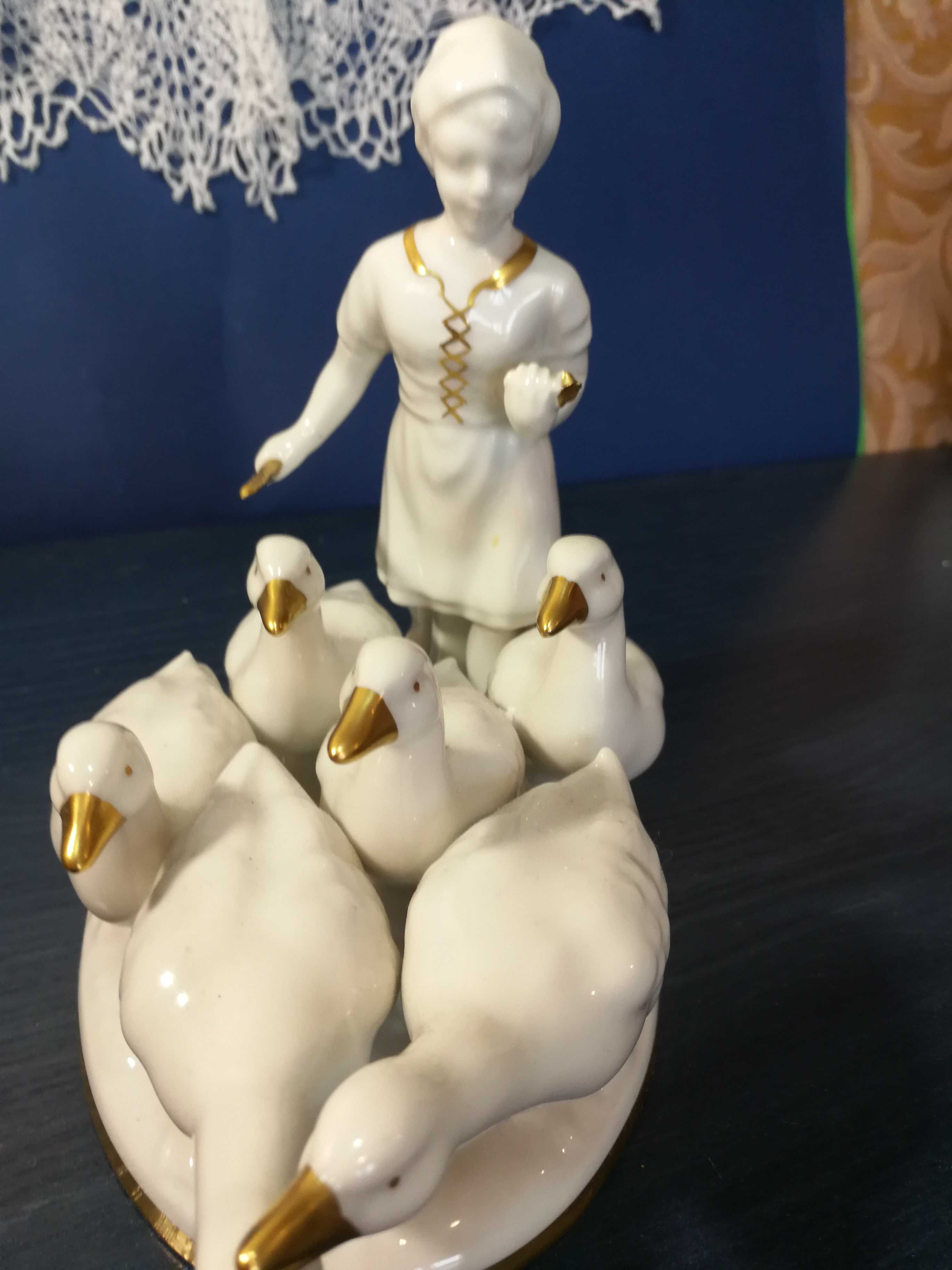 Porcelanowa figura manufaktury Gerold " Gęsiareczka "