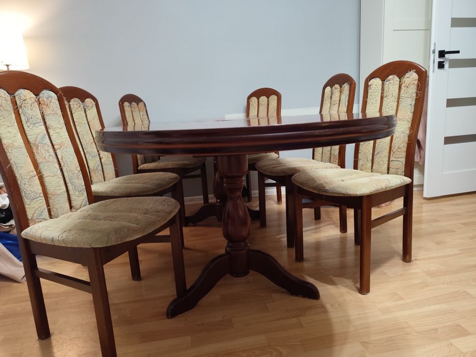 Stół i krzesła dębowe.