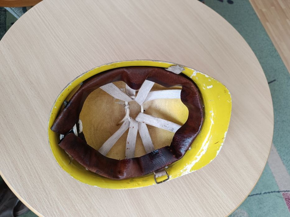 Kask budowlany hełm z epoki PRL Maliniak Czterdziestolatek gadżet PRL