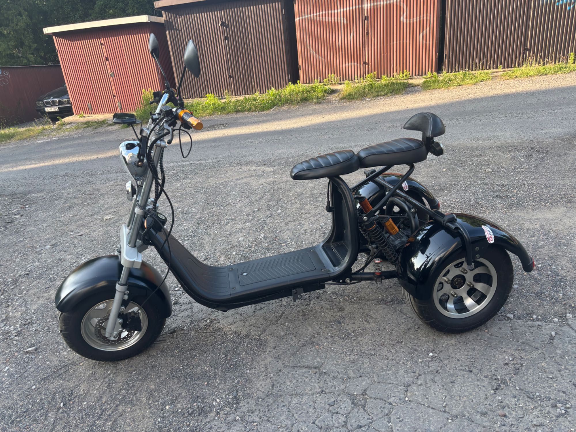 Skuter elektryczny trzykołowy