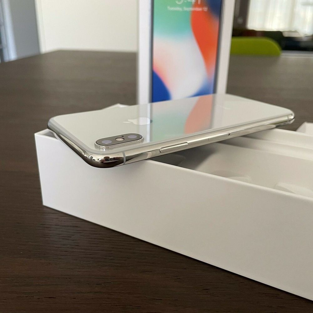 Apple iPhone X - 64GB - Silver хорошем состоянии.