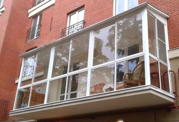 Скління балконів різної складності.