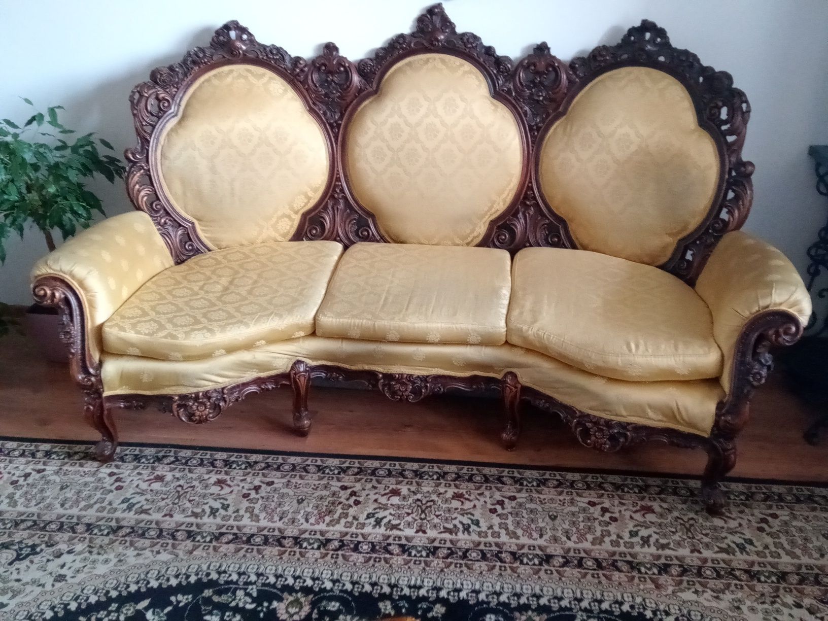Pałacowa sofa ludwikowska