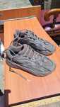 Yeezy Boost 700 V2 em bom estado