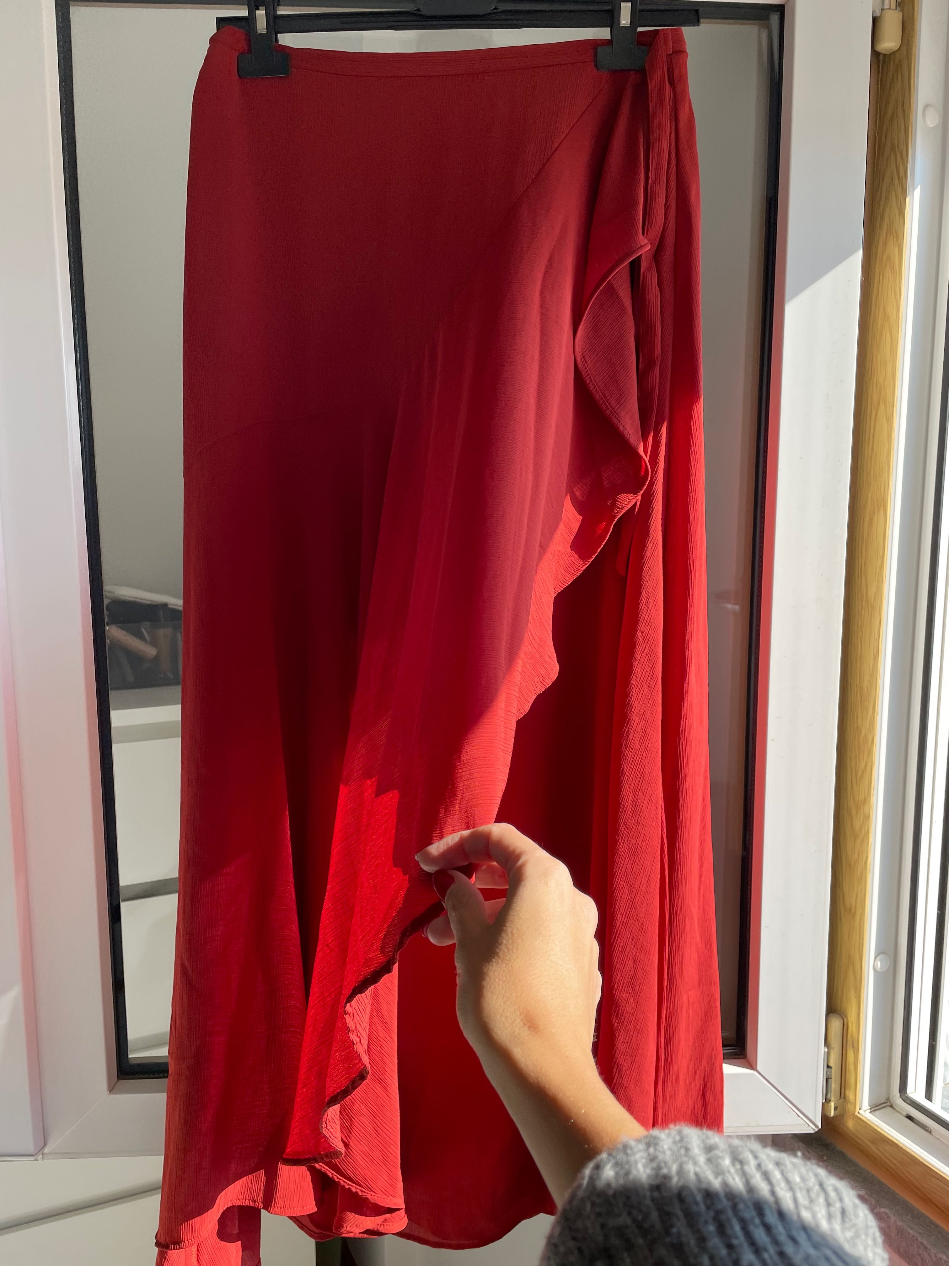 Vendo casaco vermelho Zara, calças, vestidos e gabardina verde