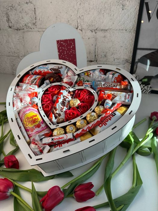 Подарунковий набір бокс шоколадний "Premium" з кіндерами для коханої