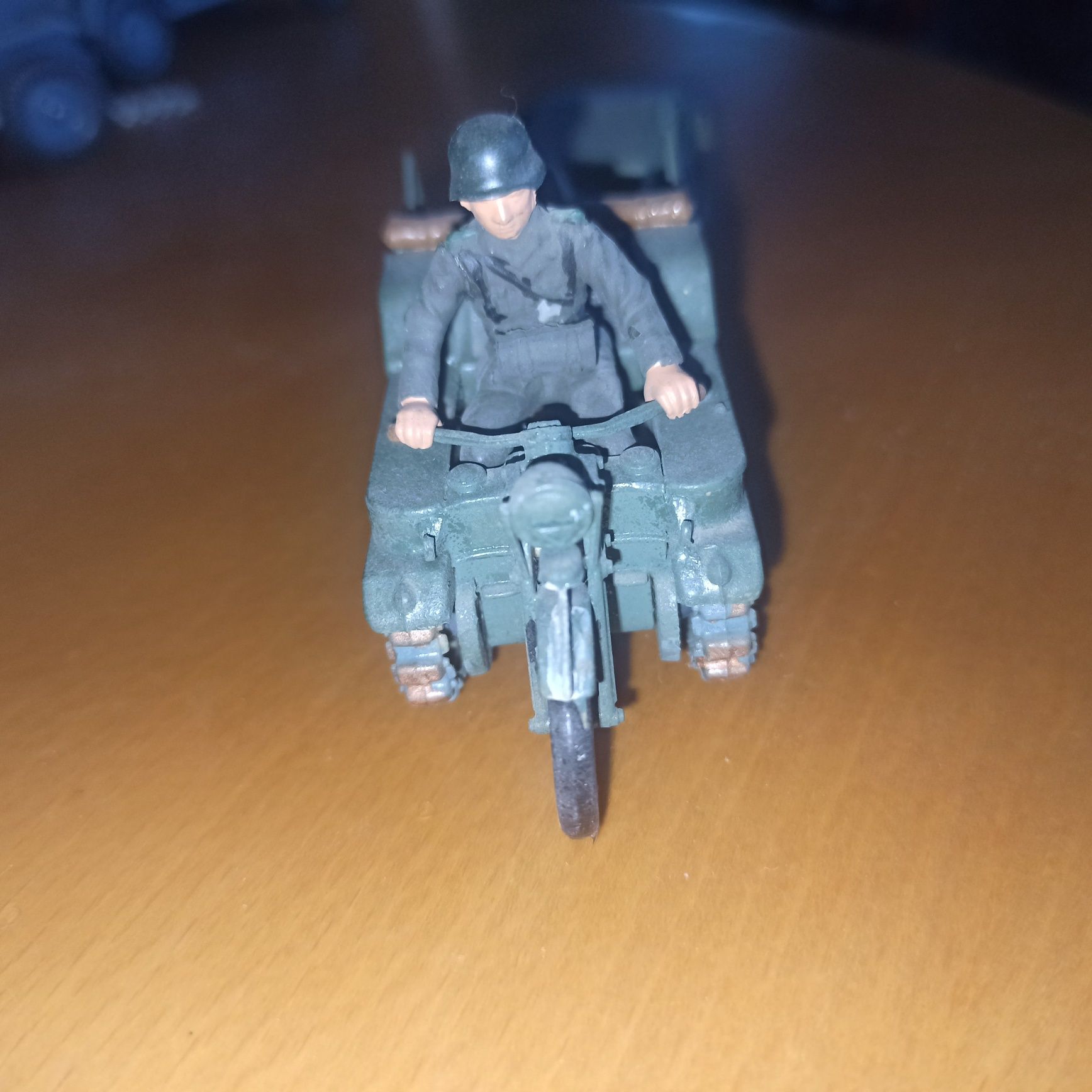 Sd.Kfz.2 Kettenkraftrad 1:35 model  kierowca i 3 szkopów