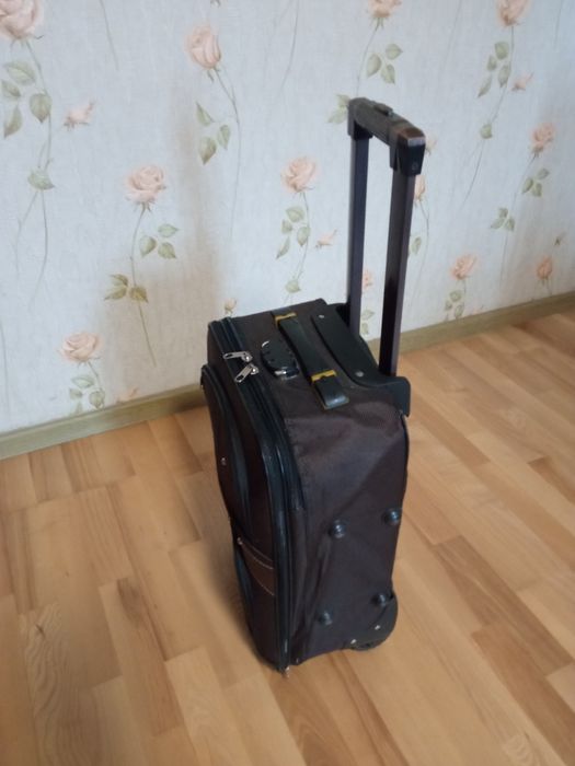 Продам лёгкий чемодан на колесах Single..