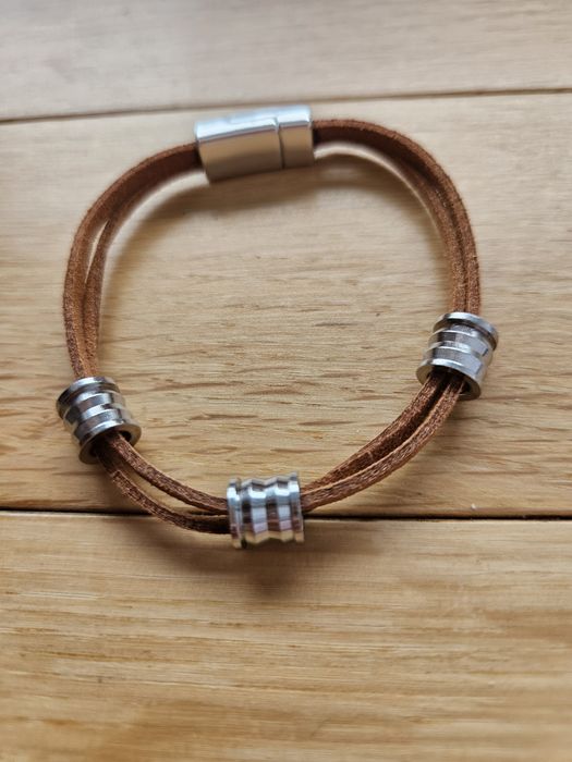 Bransoleta na skórzanym rzemieniu