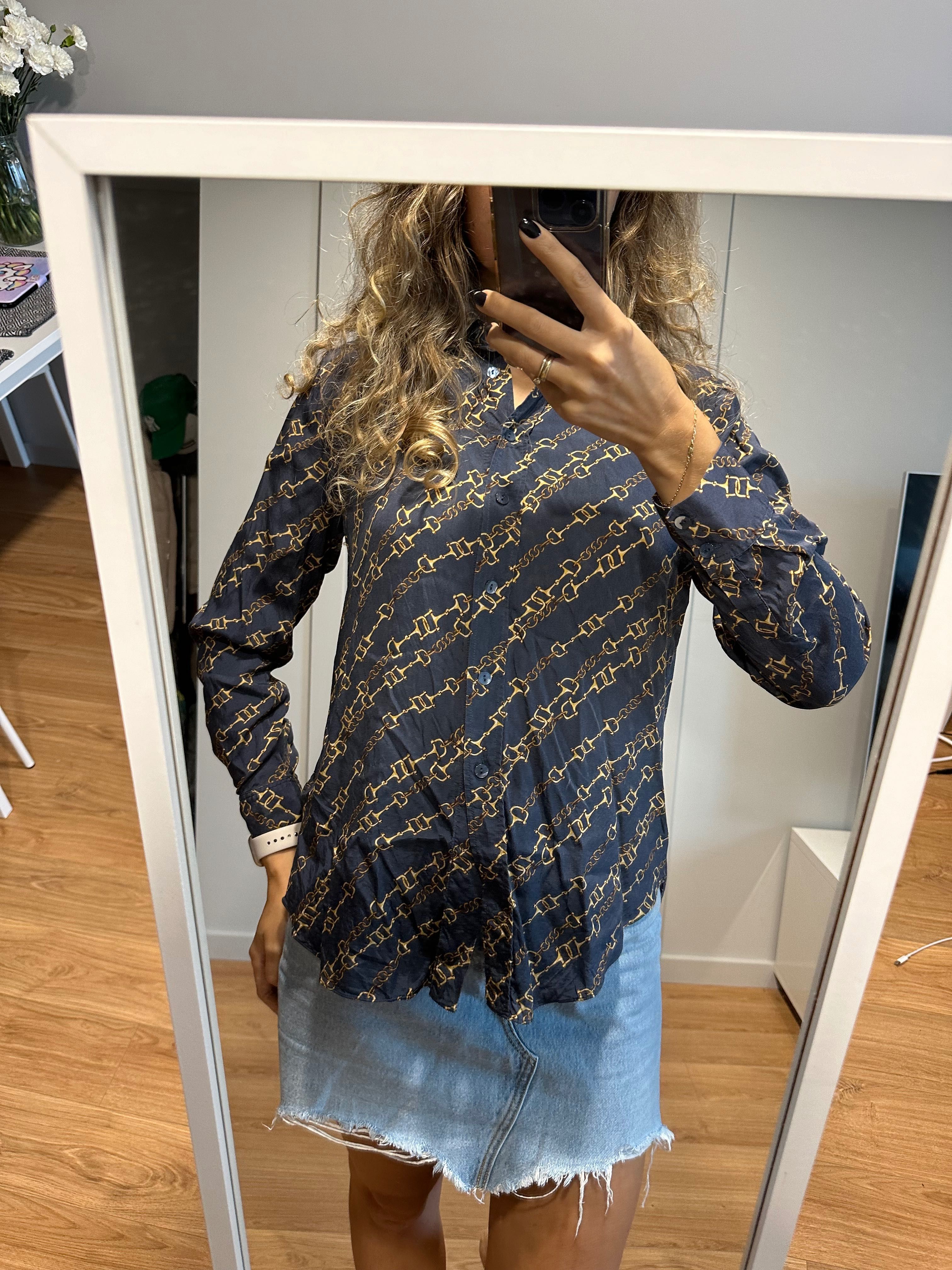 A blusa, a camisa Massimo Dutti