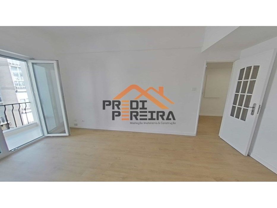 T3 luminoso e espaçoso, situado na Póvoa de Santo Adrião.