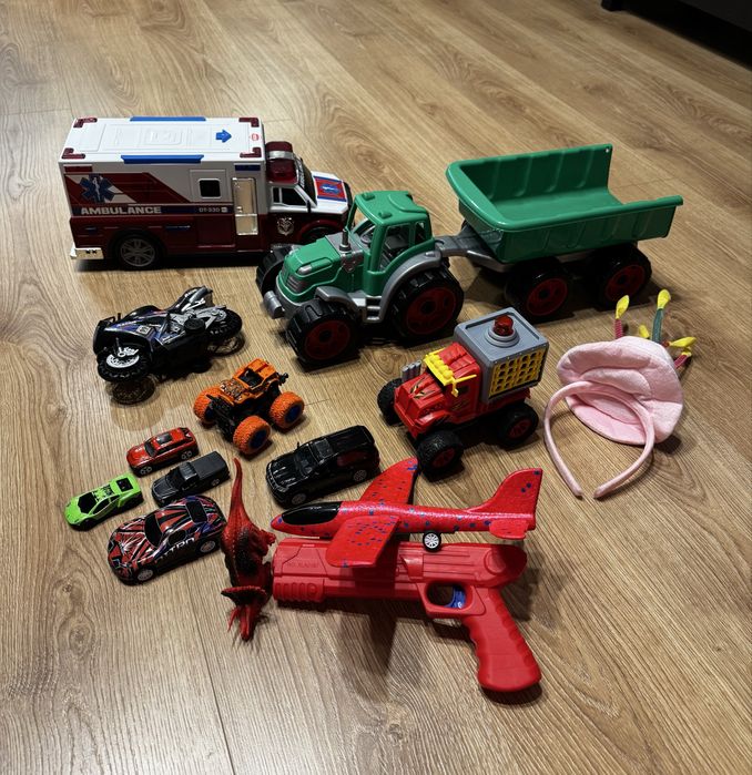 Zestaw zabawek: samochodzik, samolot, dinozaur, motocykl