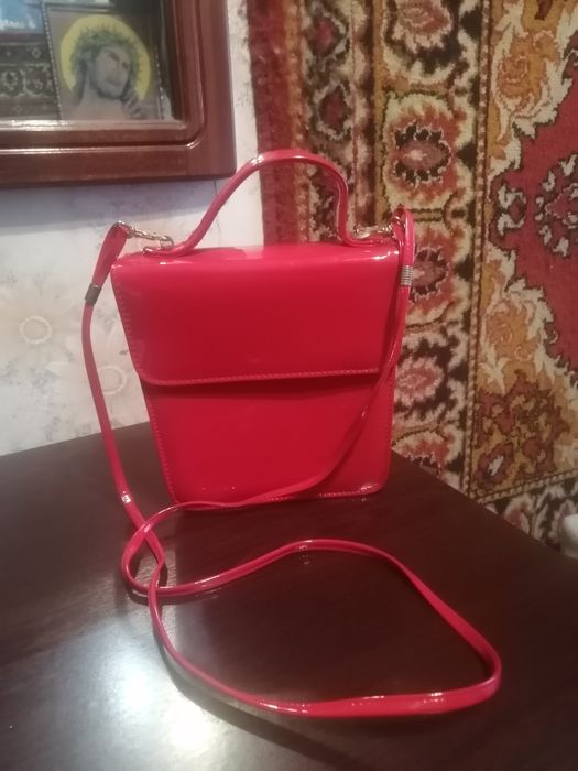 Продам кожаную женскую новую сумочку.