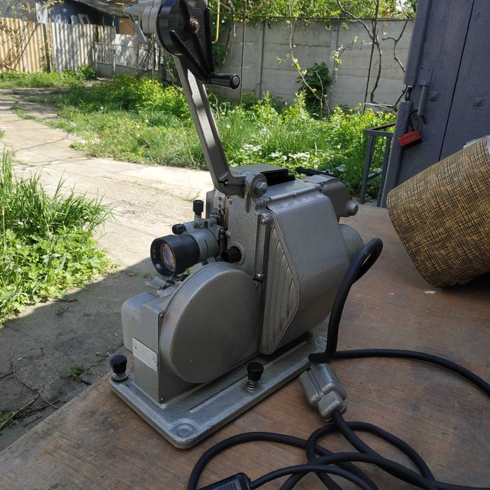 Продам кинопроектор