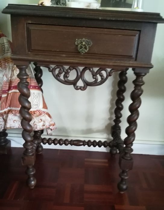 Cama de bilros, mesas de cabeceira e cadeiras