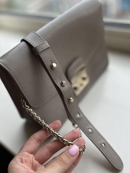 Бежево-сіра базова сумка на плече на ланцюжку Furla Metropolis Taupe