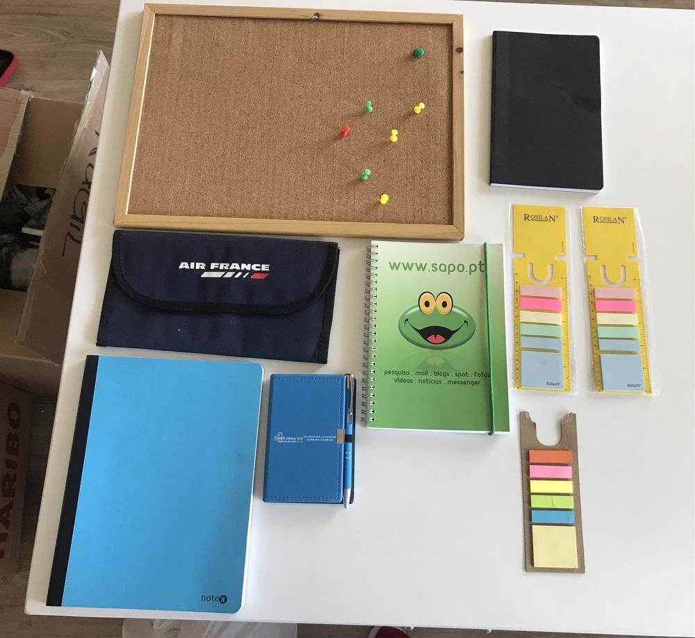 Cadernos, post-its, giz, canetas, agendas, fitas, pioneses, envelopes