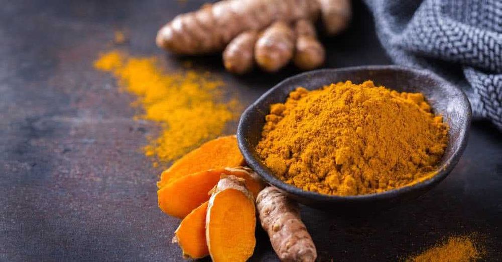 "Açafrão orgânico e pimenta em pó"