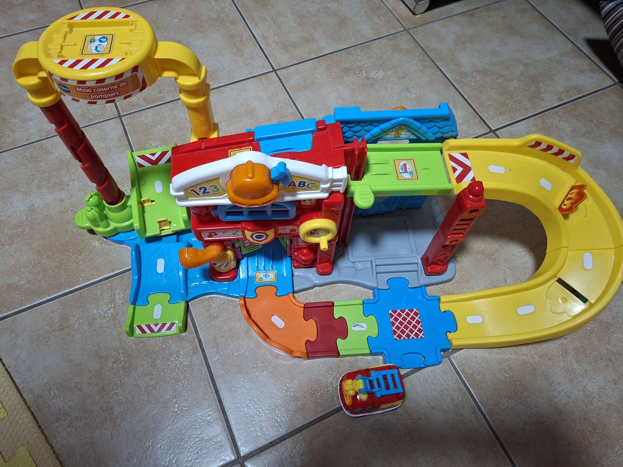Pista com carro a pilhas