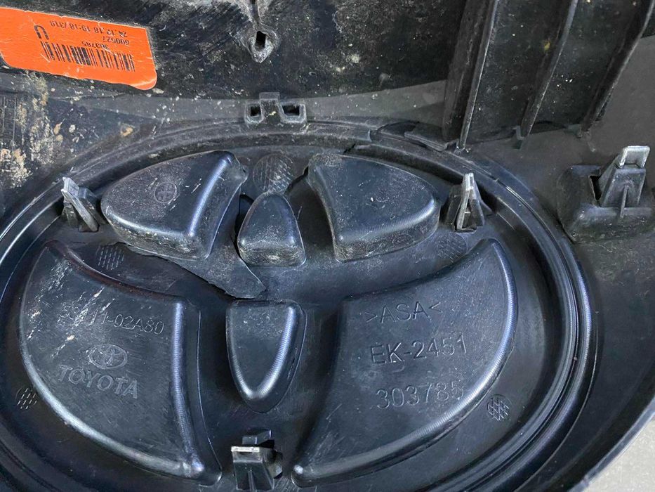 Решітка радіатора решотка радиатора Toyota Corolla E180 16-18р. Дефект