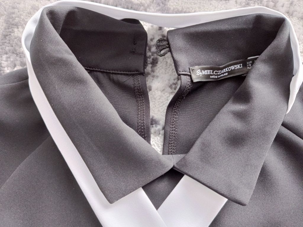 Czarna sukienka by Mielczarkowski z  białą krawatką, stan idealny,L