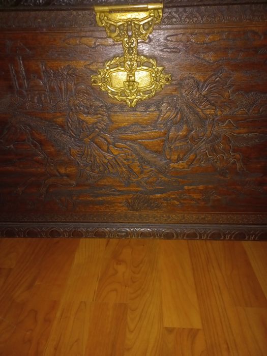 Mala madeira maciça e trabalhada antiga