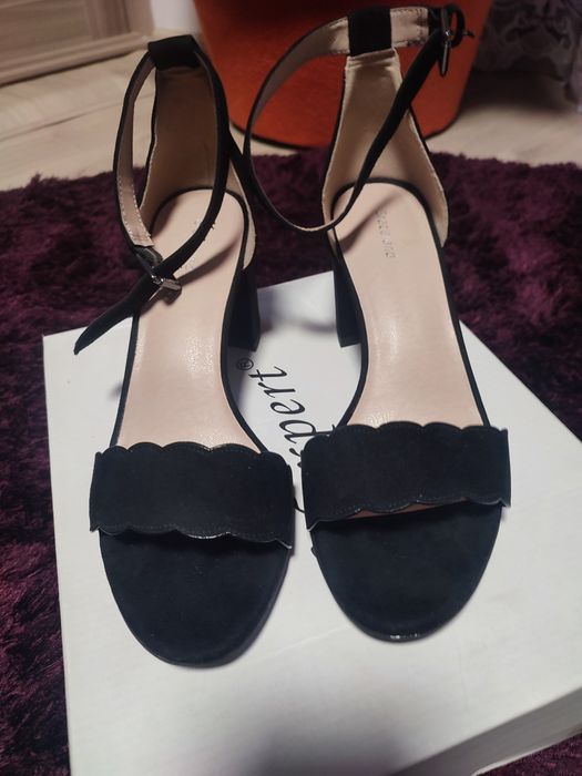 Босоніжки, туфлі