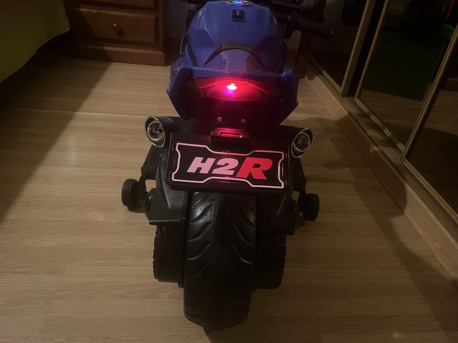 A mota eléctrica para crianças Kawasaki