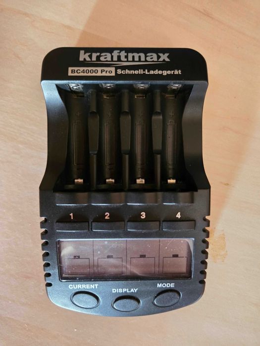 Carregador de Pilhas Kraftmax  BC4000 Pro